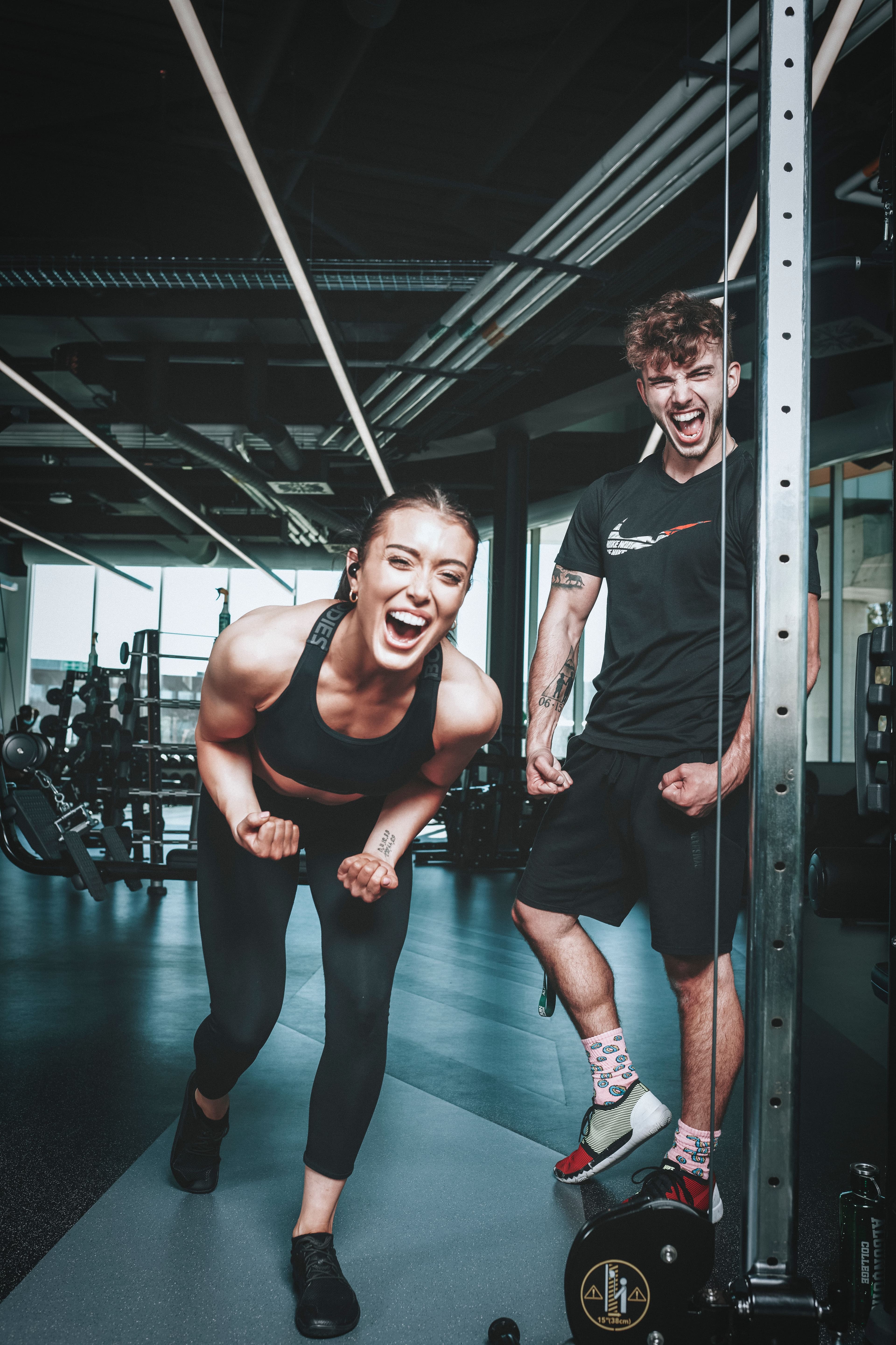 Gimnasio con entrenamiento y equipamiento moderno