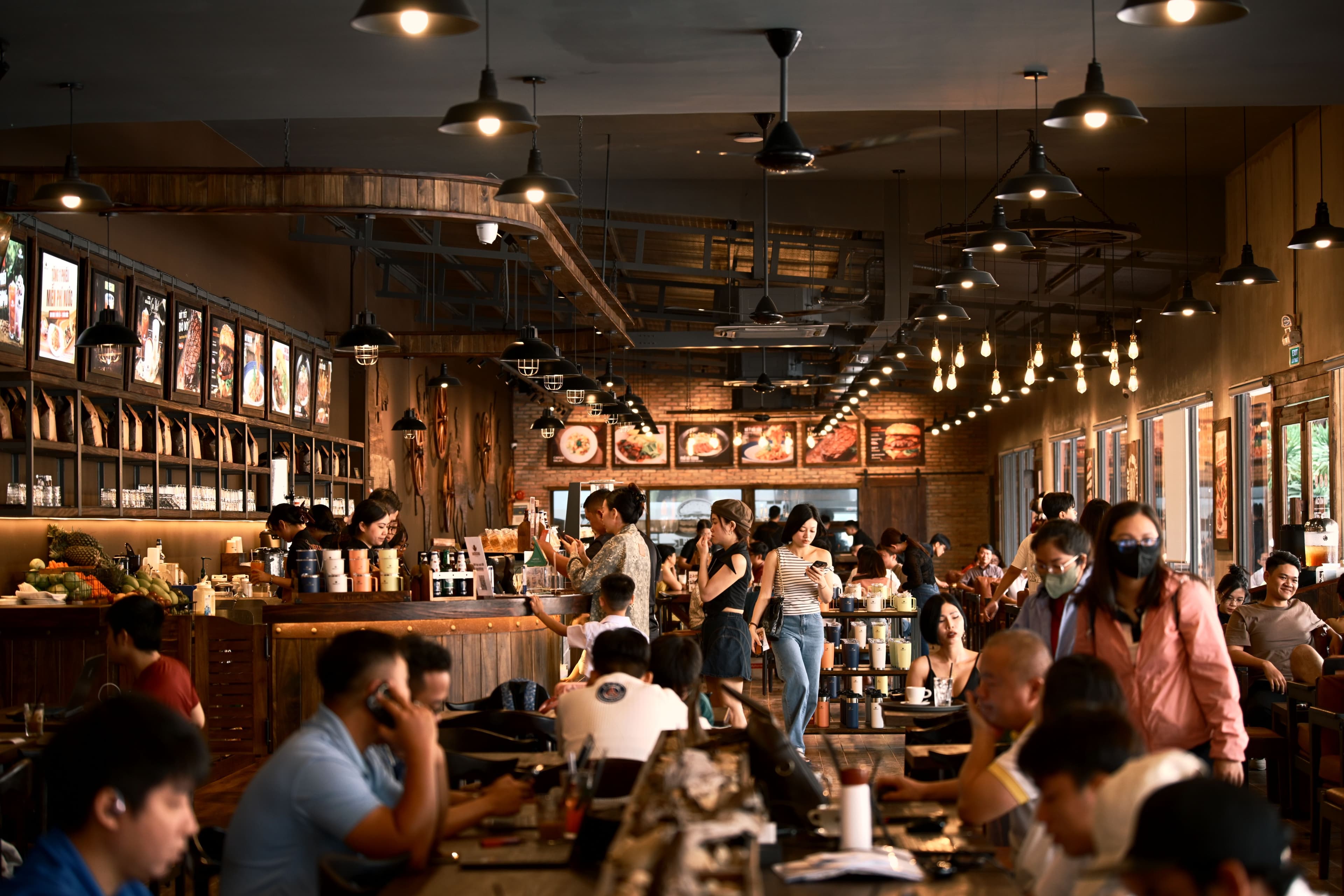 Restaurante en servicio con equipo y ambiente real
