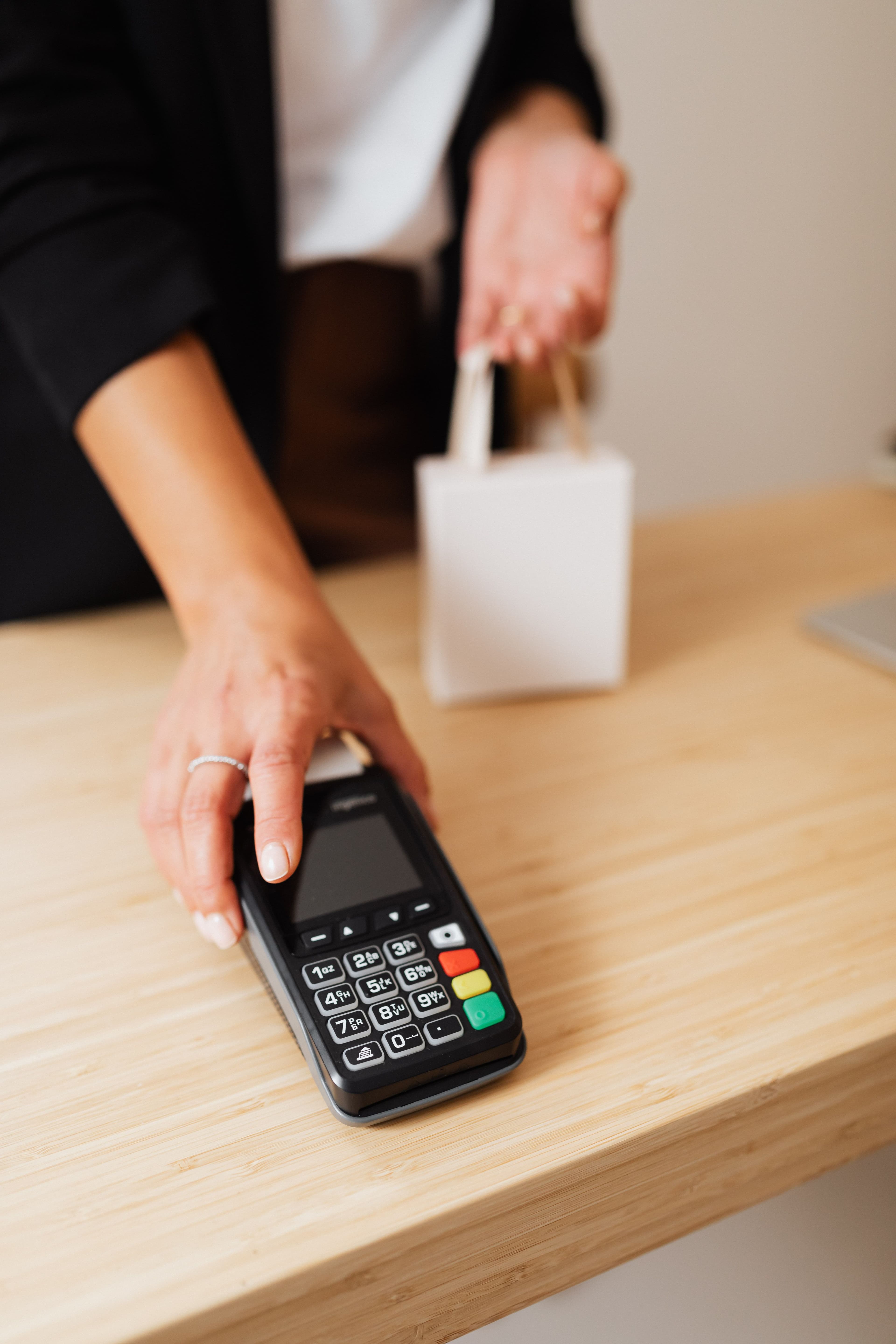 Cliente realizando una compra en un negocio
