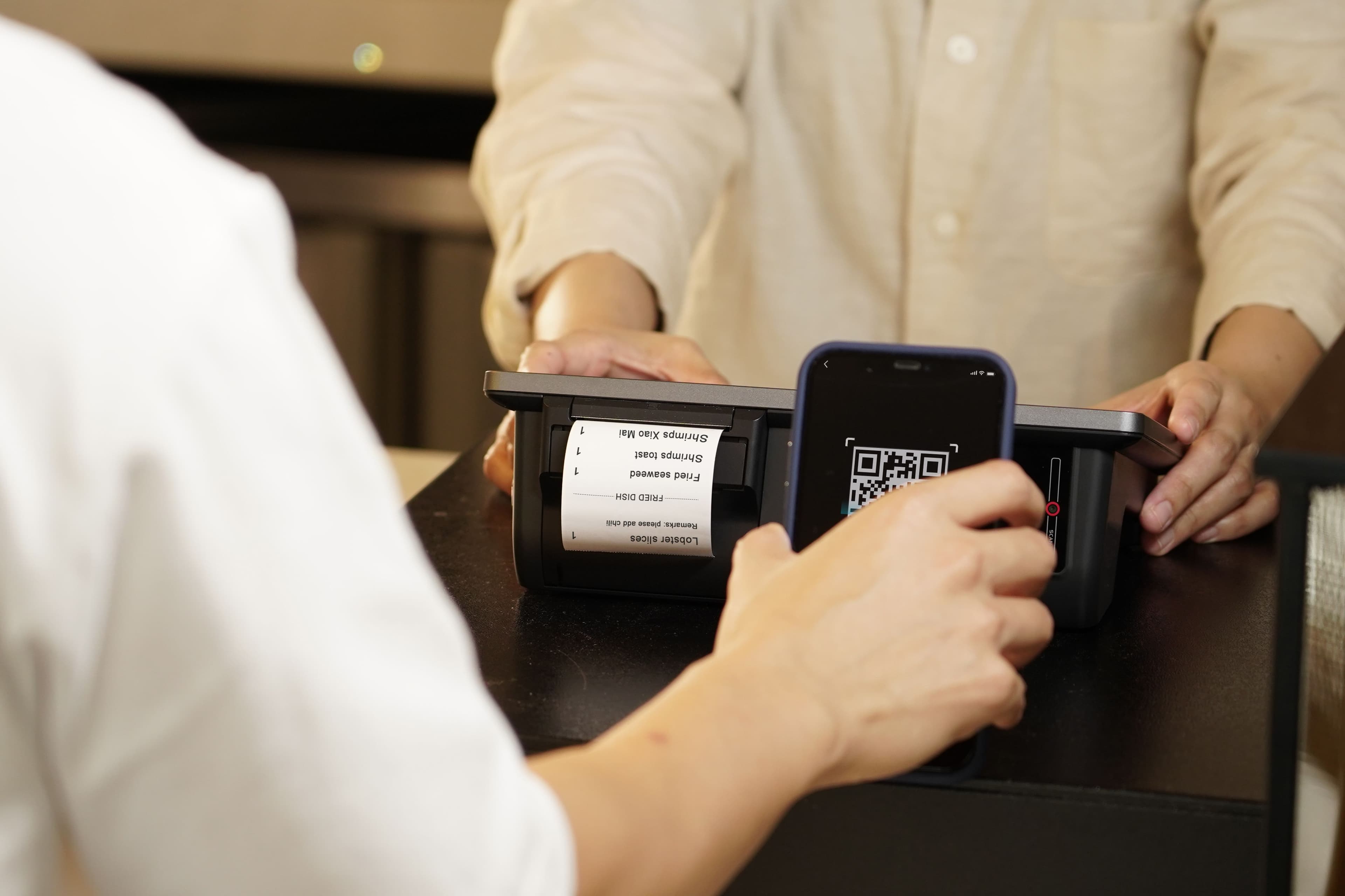 Cliente escaneando un código QR con su móvil